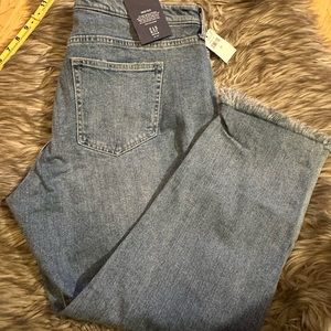 NEW w Tags - GAP girlfriend Crop Jeans Size 33- (20” ax at the waist)